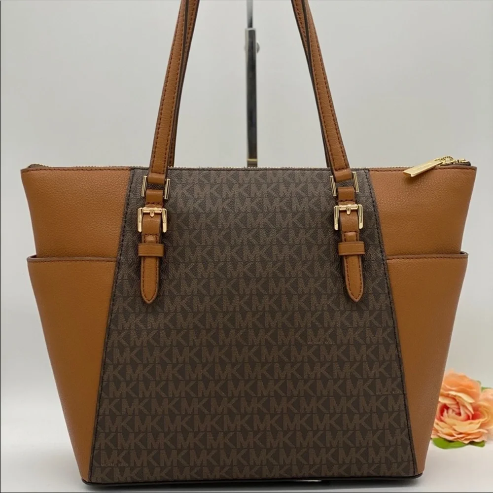 MICHAEL KORS CHARLOTTE LG TZ TOTE BROWN SIGNATURE